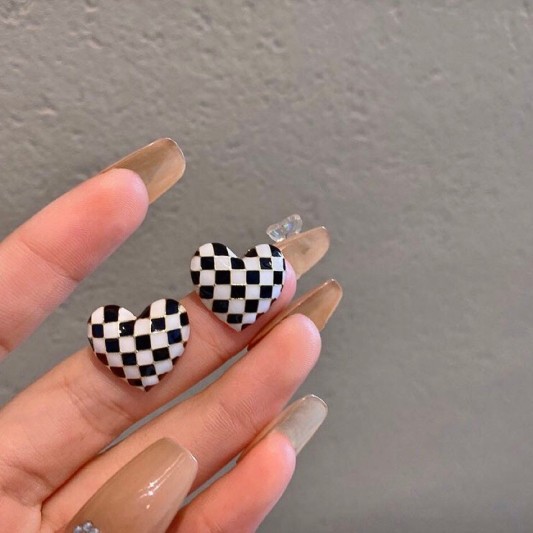 爱心棋盘格耳针